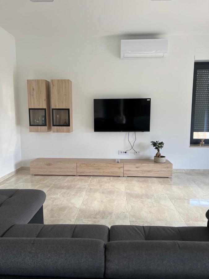 Modern Home Ula Бртонигла Екстер'єр фото